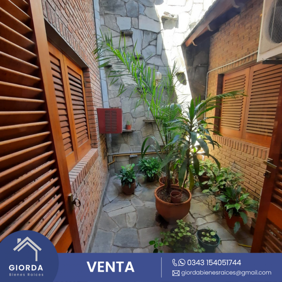 VENDE: Espectacular casa dos plantas,  gran terreno zona parque Urquiza