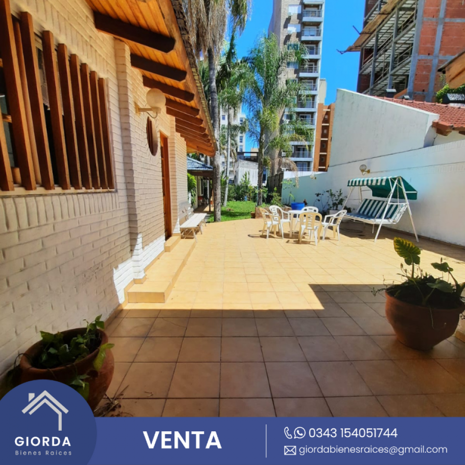 VENDE: Espectacular casa dos plantas,  gran terreno zona parque Urquiza