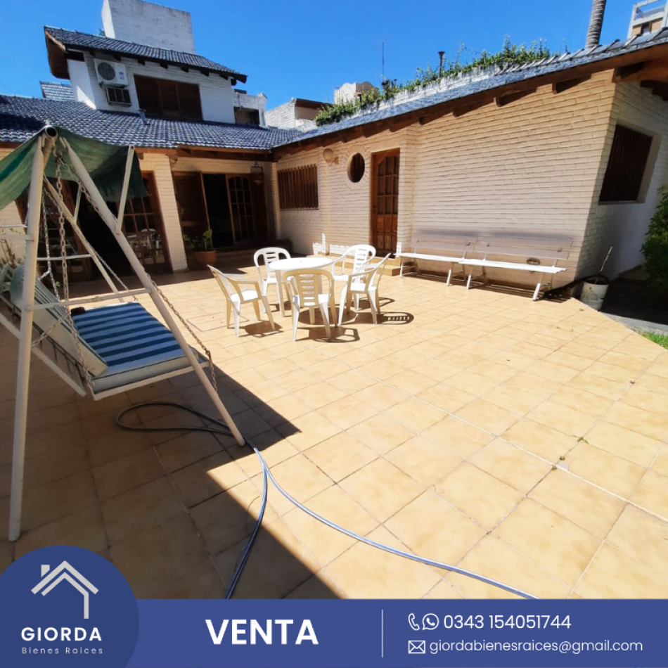 VENDE: Espectacular casa dos plantas,  gran terreno zona parque Urquiza