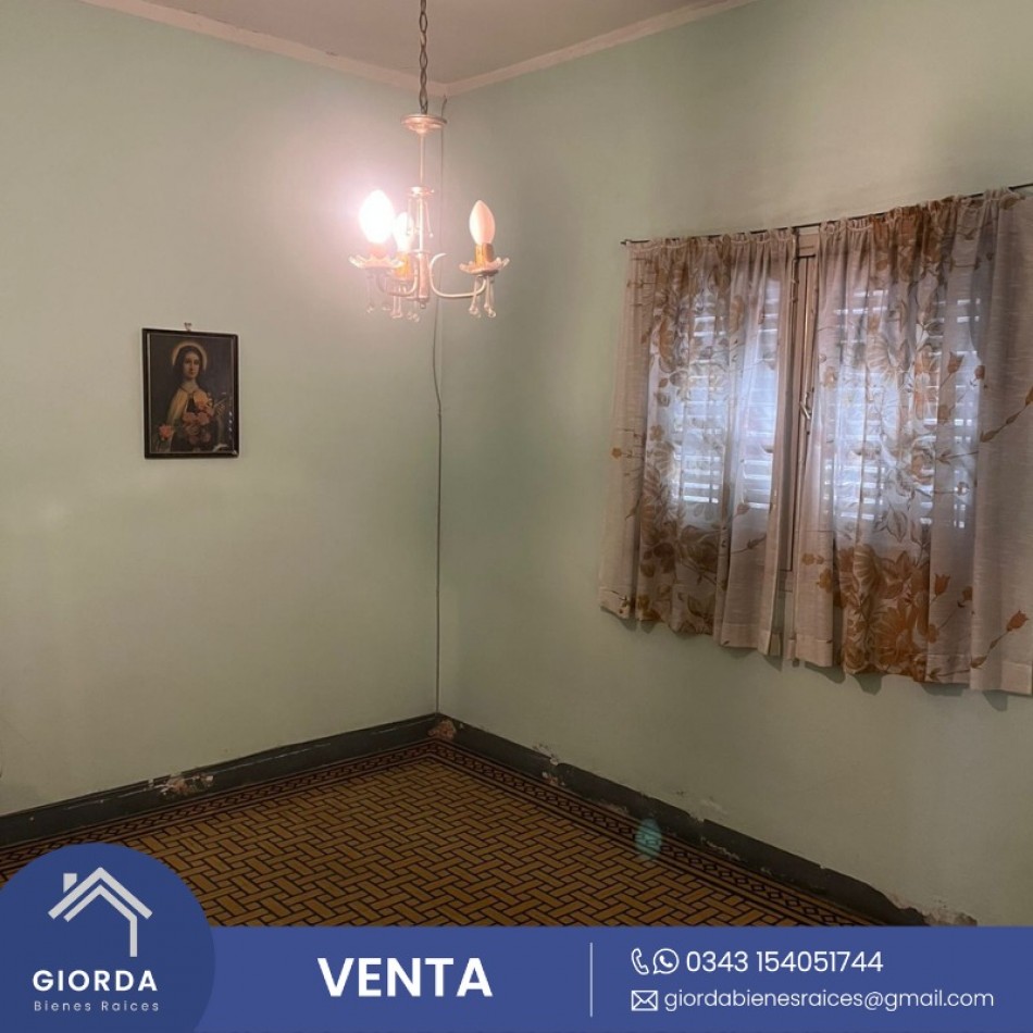 VENDE: Casa centrica, calle Courreges entre España y Peru