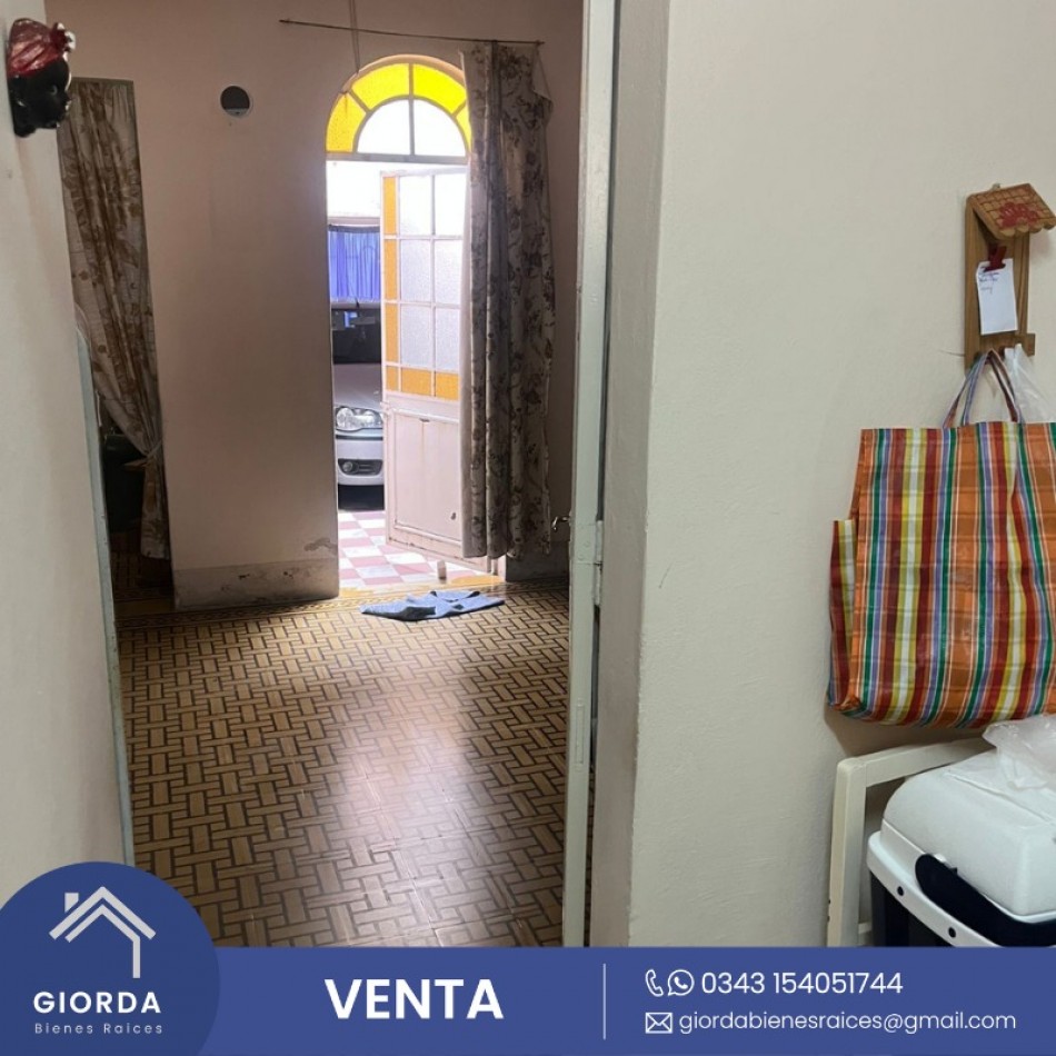 VENDE: Casa centrica, calle Courreges entre España y Peru