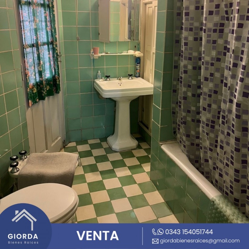VENDE: Casa centrica, calle Courreges entre España y Peru