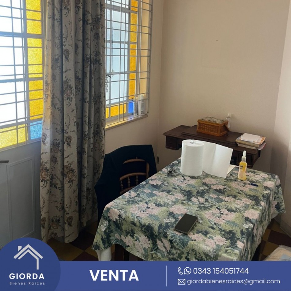 VENDE: Casa centrica, calle Courreges entre España y Peru