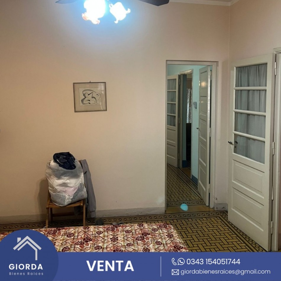 VENDE: Casa centrica, calle Courreges entre España y Peru