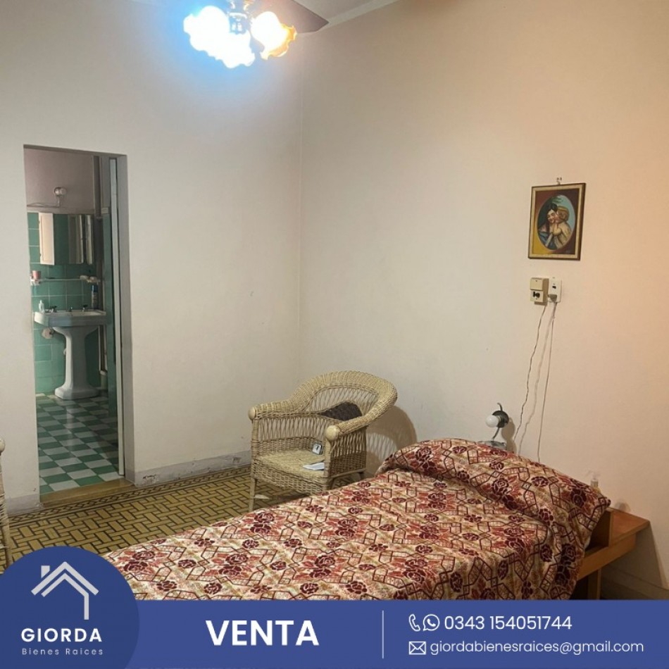 VENDE: Casa centrica, calle Courreges entre España y Peru