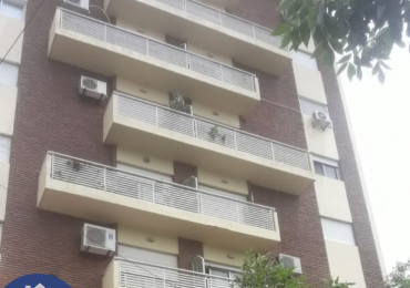 VENDE: Departamento dos dormitorios con dependencia de servicios, Edificio Iguazú