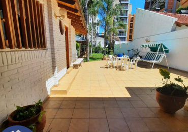 VENDE: Espectacular casa dos plantas,  gran terreno zona parque Urquiza