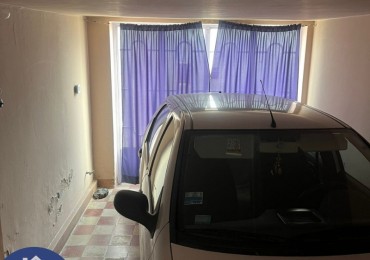 VENDE: Casa centrica, calle Courreges entre España y Peru